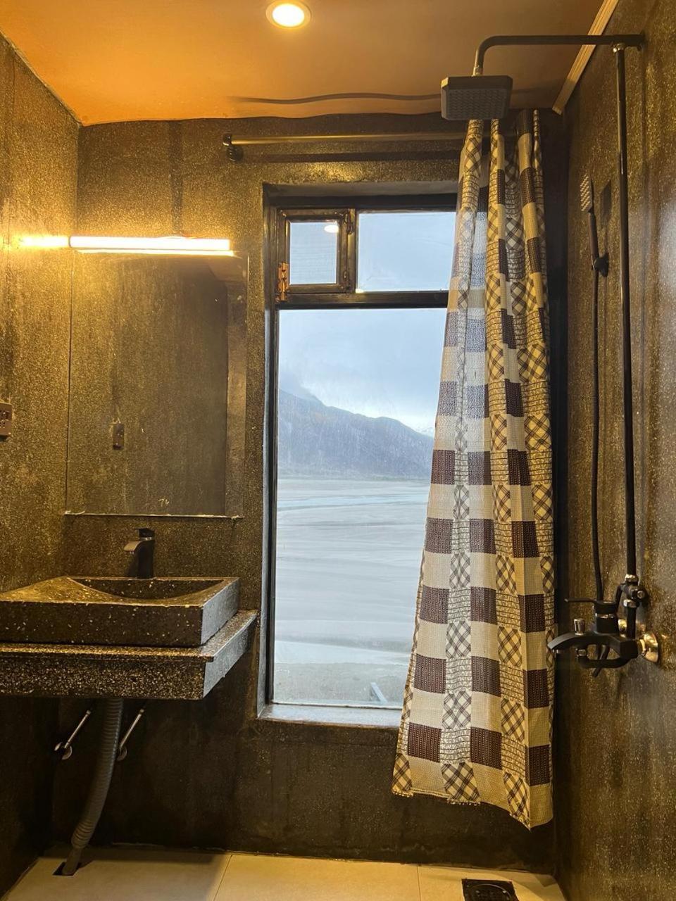 Eat And Read Hotel سكردو الغرفة الصورة